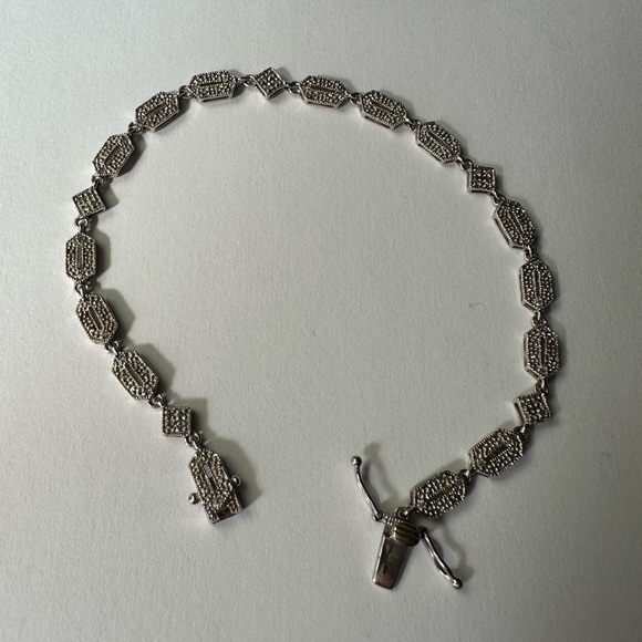 10k White Gold Diamond tennis bracelet - Picture 1 of 5